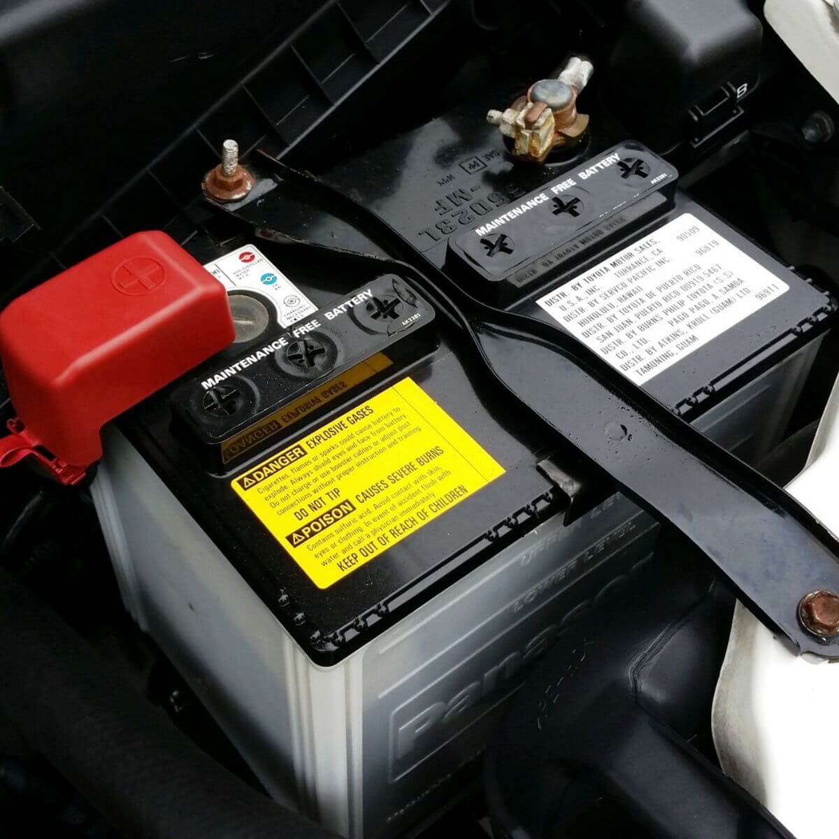 jak wybrać akumulator do samochodu - prezentacja zabezpieczonej śrubami baterii samochodowej