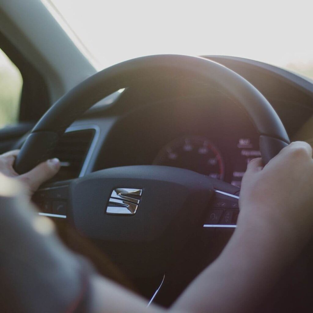 Bezpieczna jazda samochodem - tak należy trzymać ręce na kierownicy