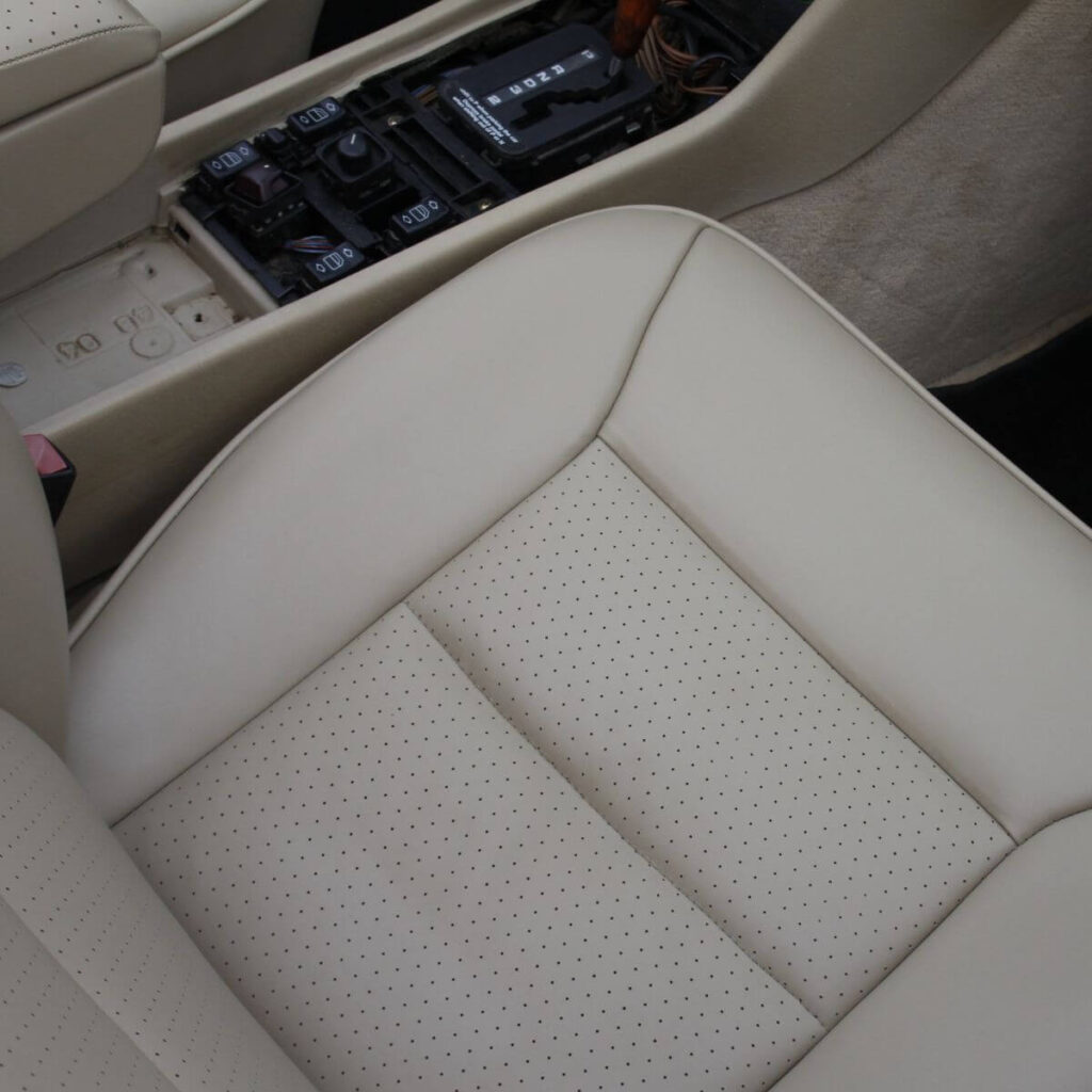 Jak wyczyścić skórzaną tapicerkę w samochodzie - skórzany fotel samochodowy